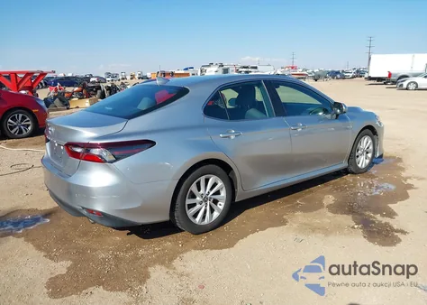 2021 Toyota Camry Le z USA, uszkodzony, nr VIN 4T1C11AKXMU613771